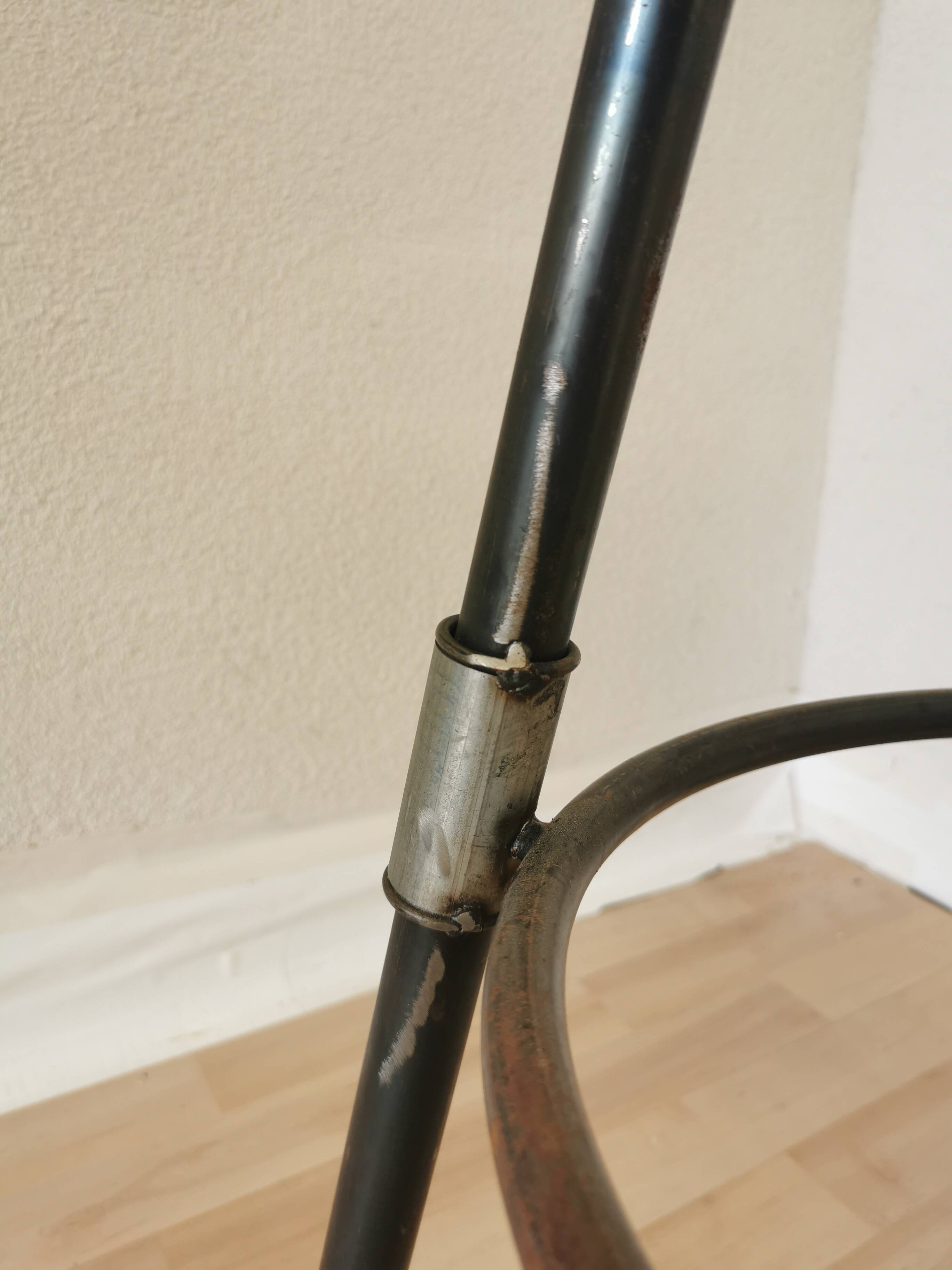 Chaise de bar vintage en métal faite à la main : siège pivotant en cuir à hauteur réglable