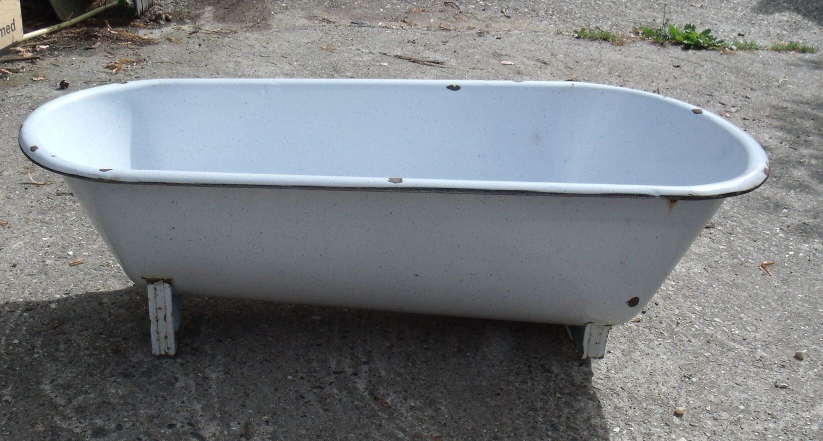 Enamelled child bathtub