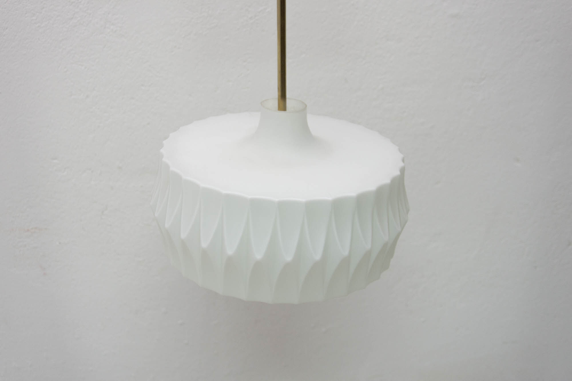 Lustre pendentif en verre opaline vintage, Tchécoslovaquie, 1970