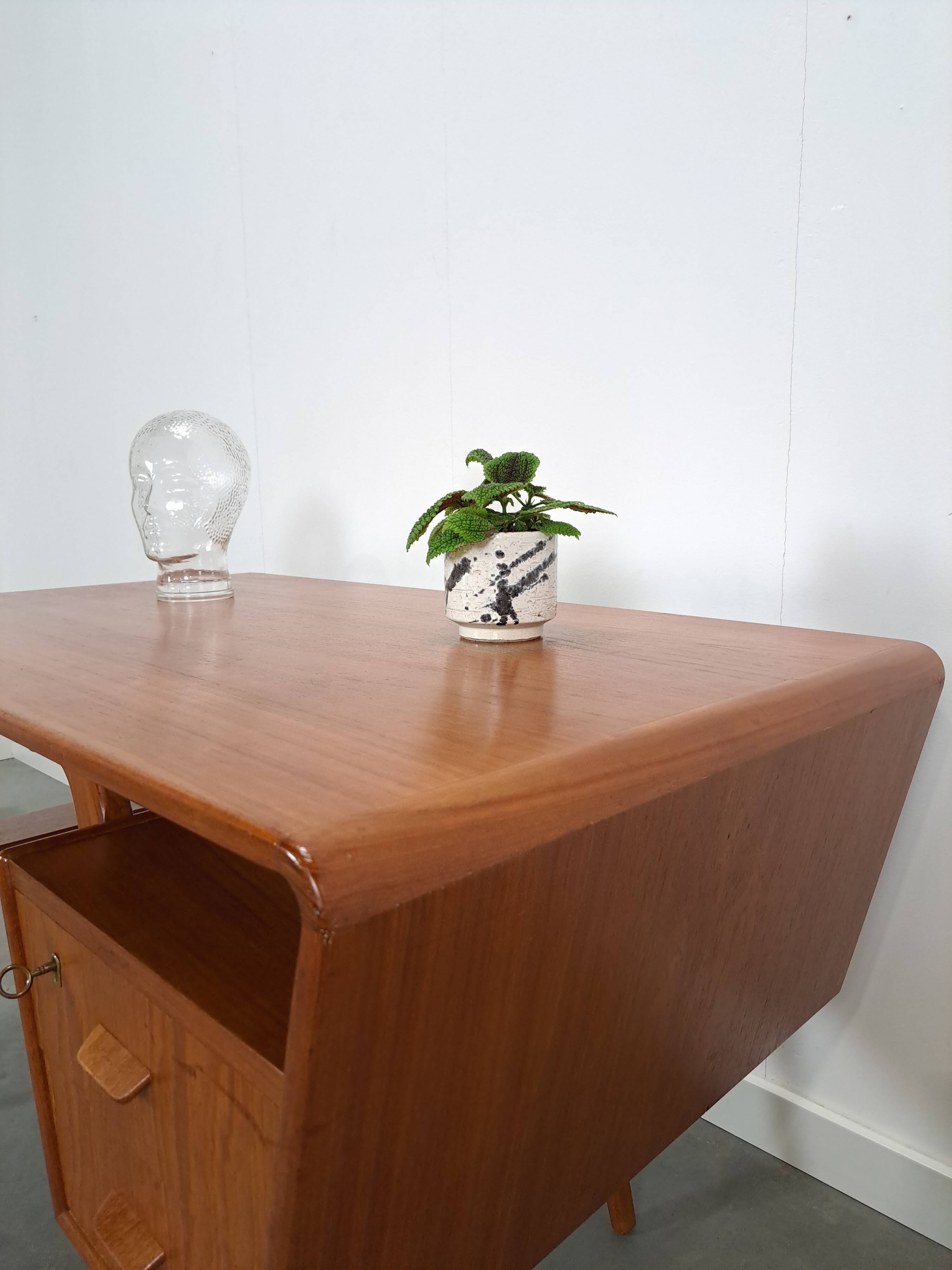 Teak vrijstaand partner bureau met schuine vormen, lades en extra werkblad