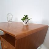 Teak vrijstaand partner bureau met schuine vormen, lades en extra werkblad