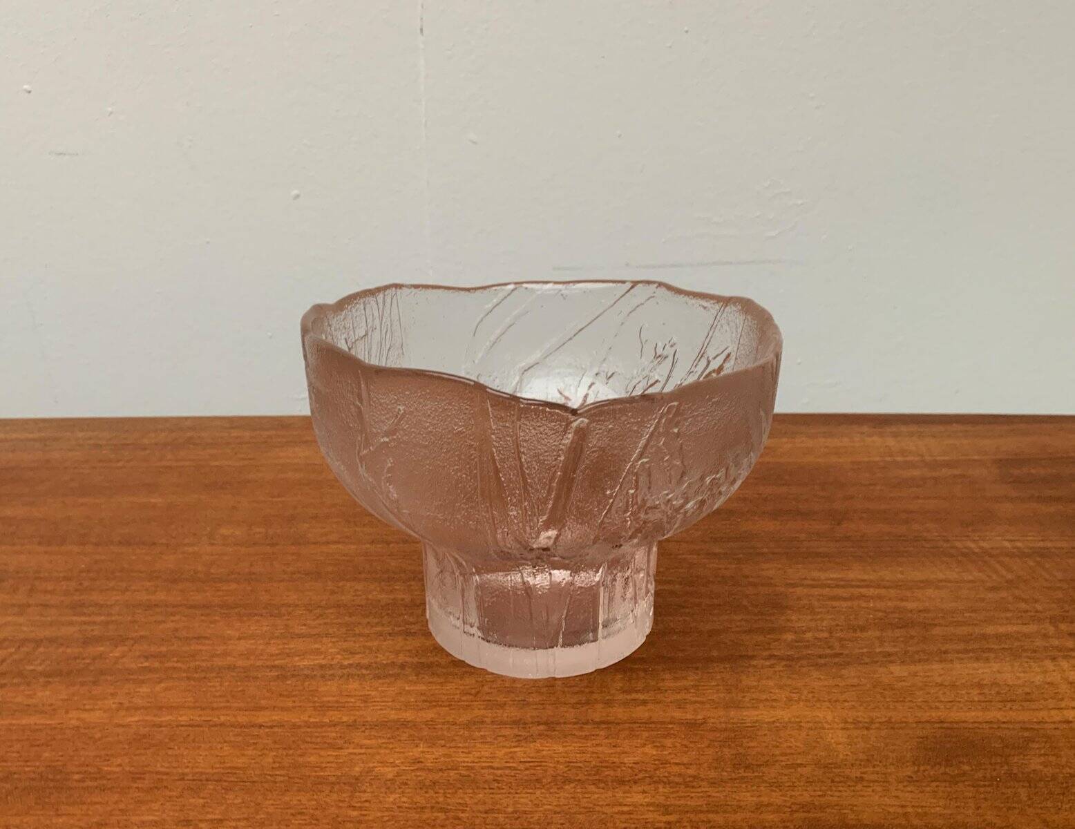 Large glass bowl from the mid-century by Heiniä Kainalossa for Humppila, Finland.