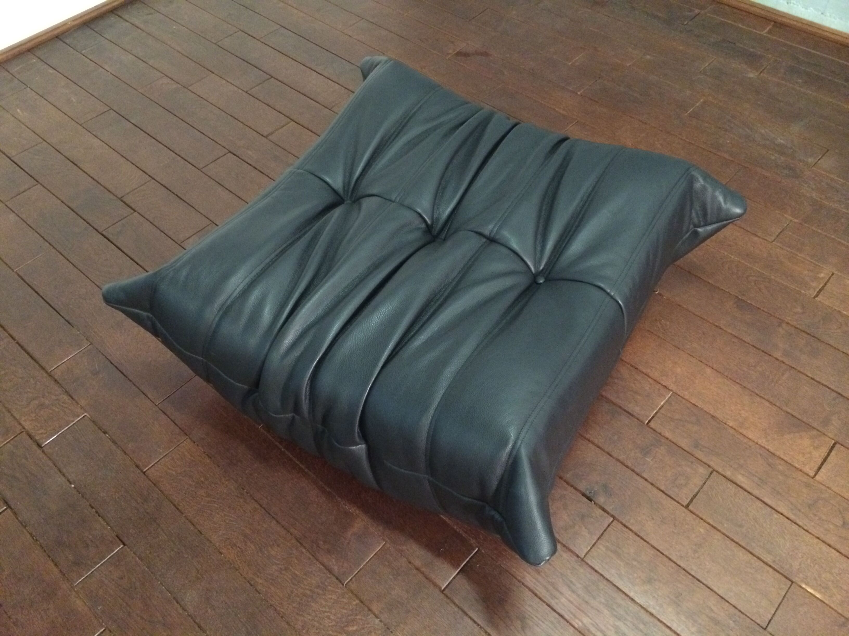 Ottoman "Togo" en cuir modèle dessiné par Michel Ducaroy 1973