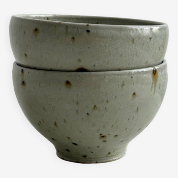 2 ceramic bowls.