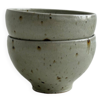 2 ceramic bowls.