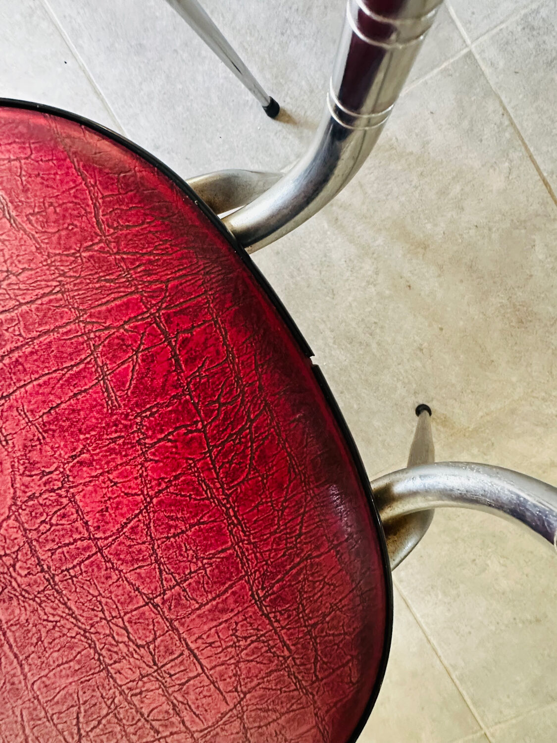 Pair of raspberry-colored chairs from the 60s/70s with metal legs