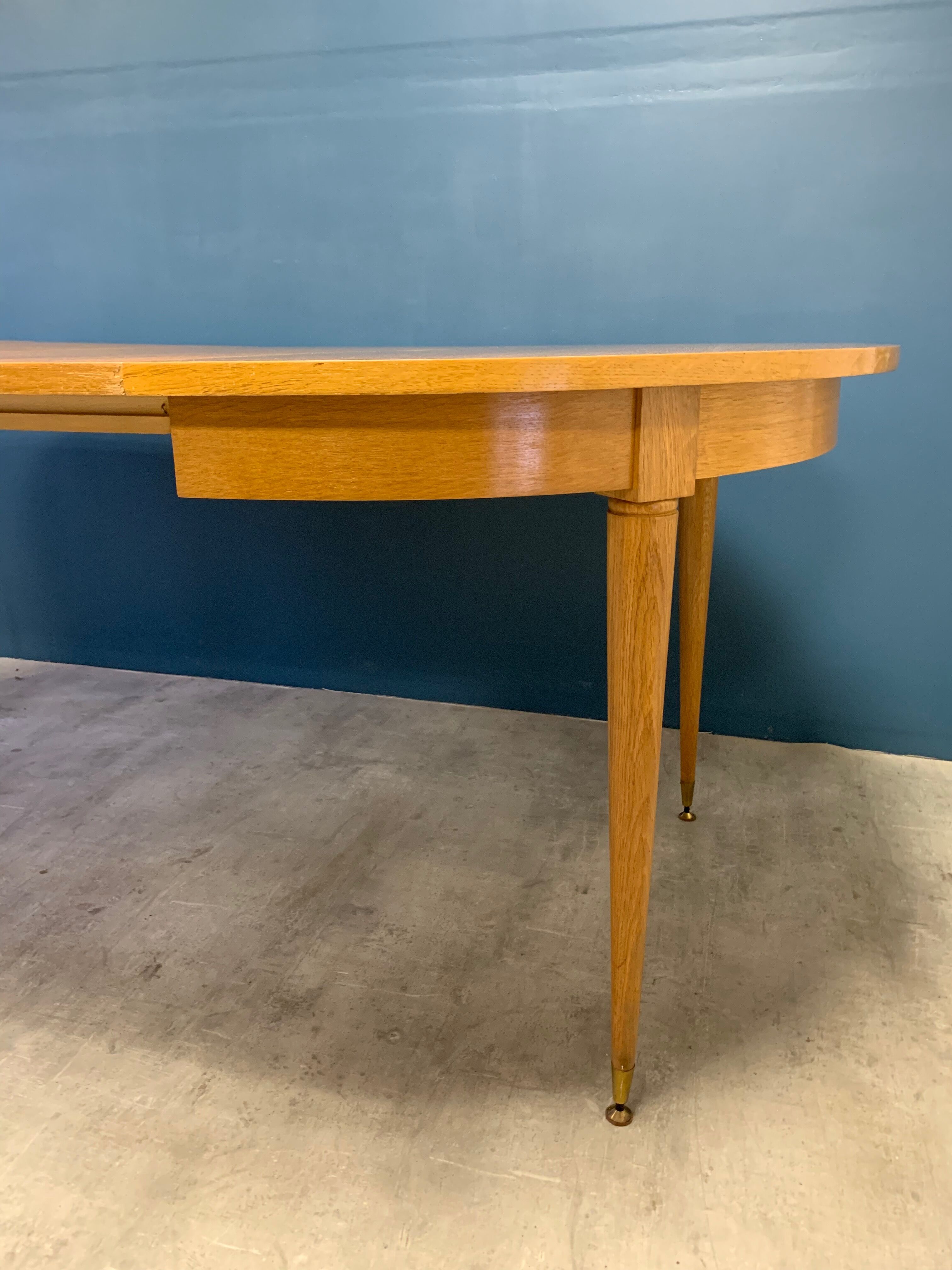 Expandable roundtable