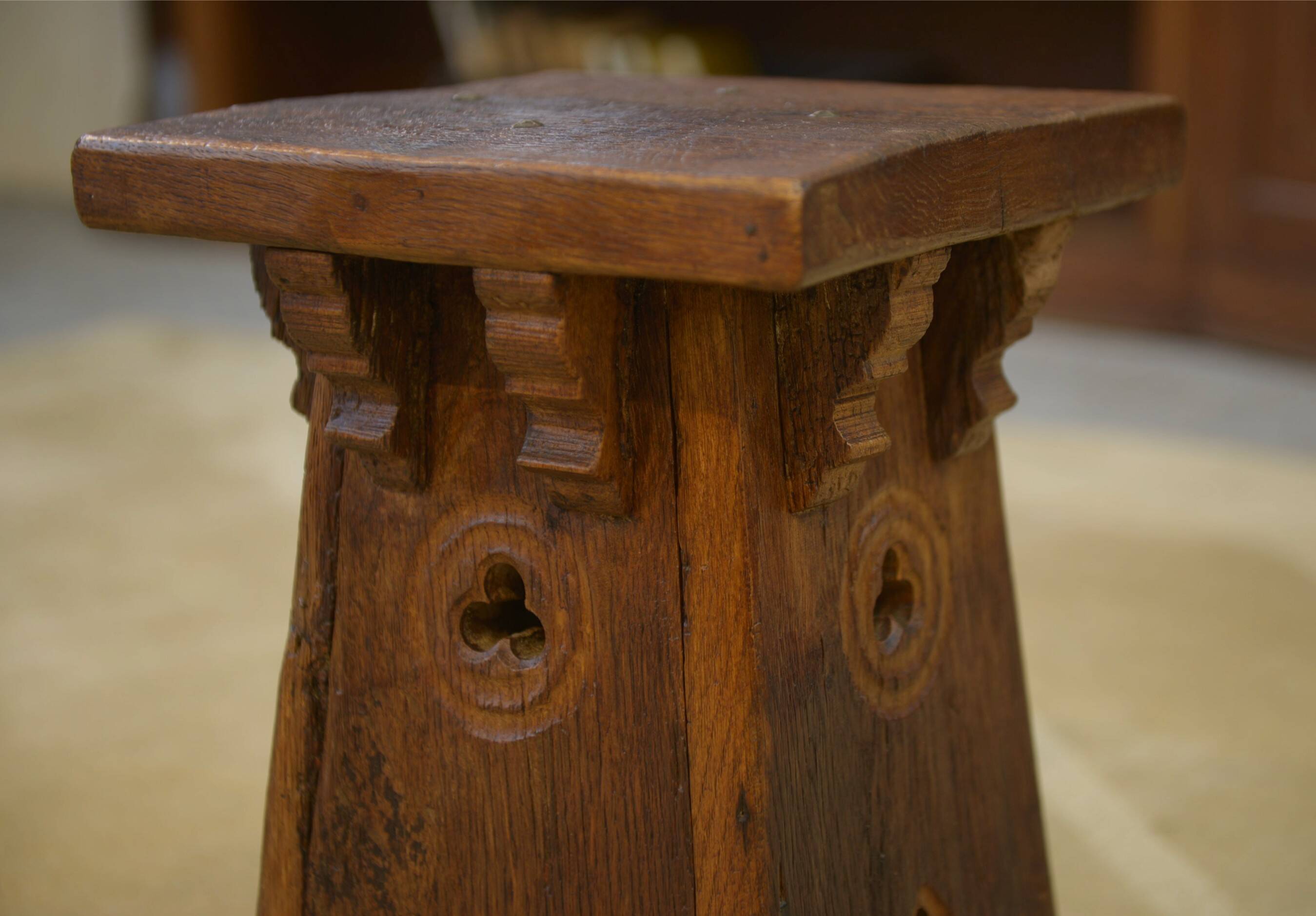 Tabouret brutaliste en chêne début 20ème