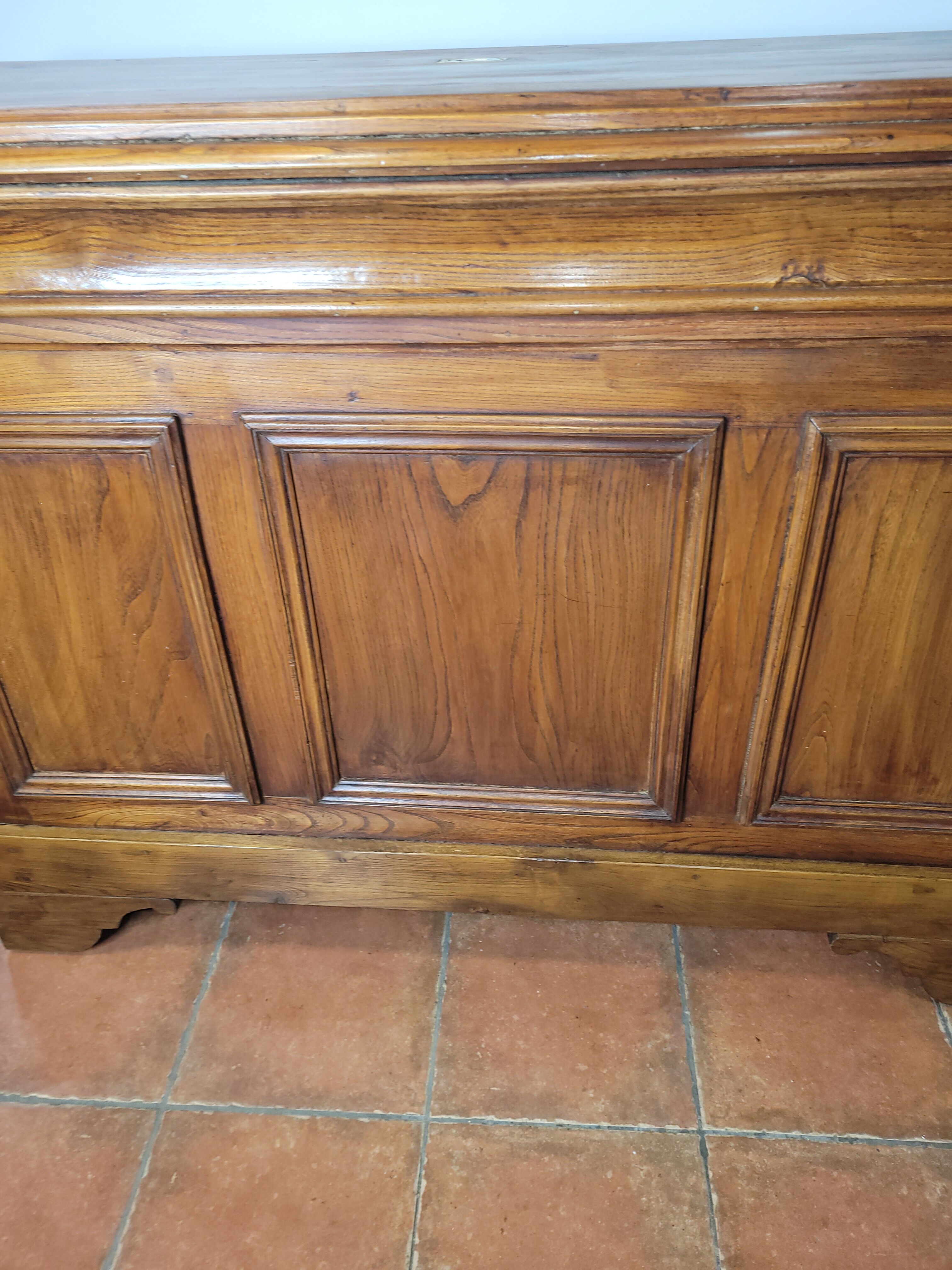 Elm bistro counter