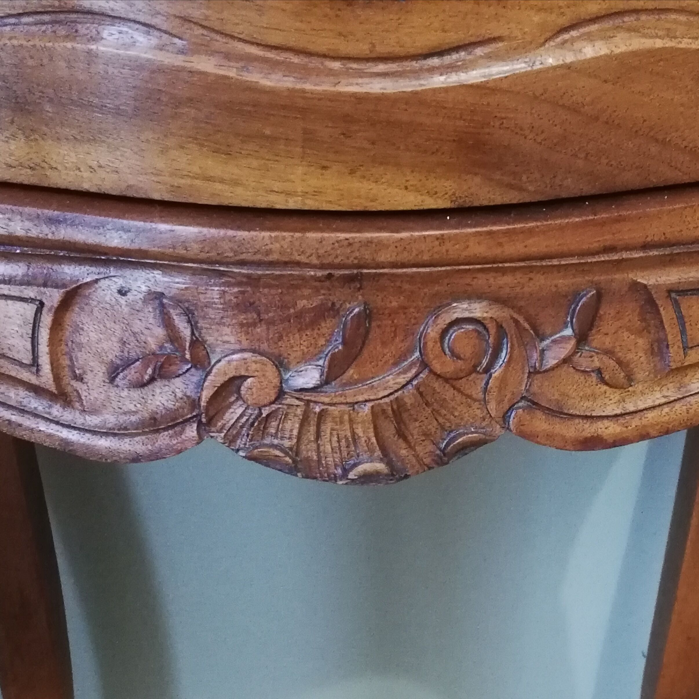 Table de chevet en bois et dessus marbre de style Louis XV