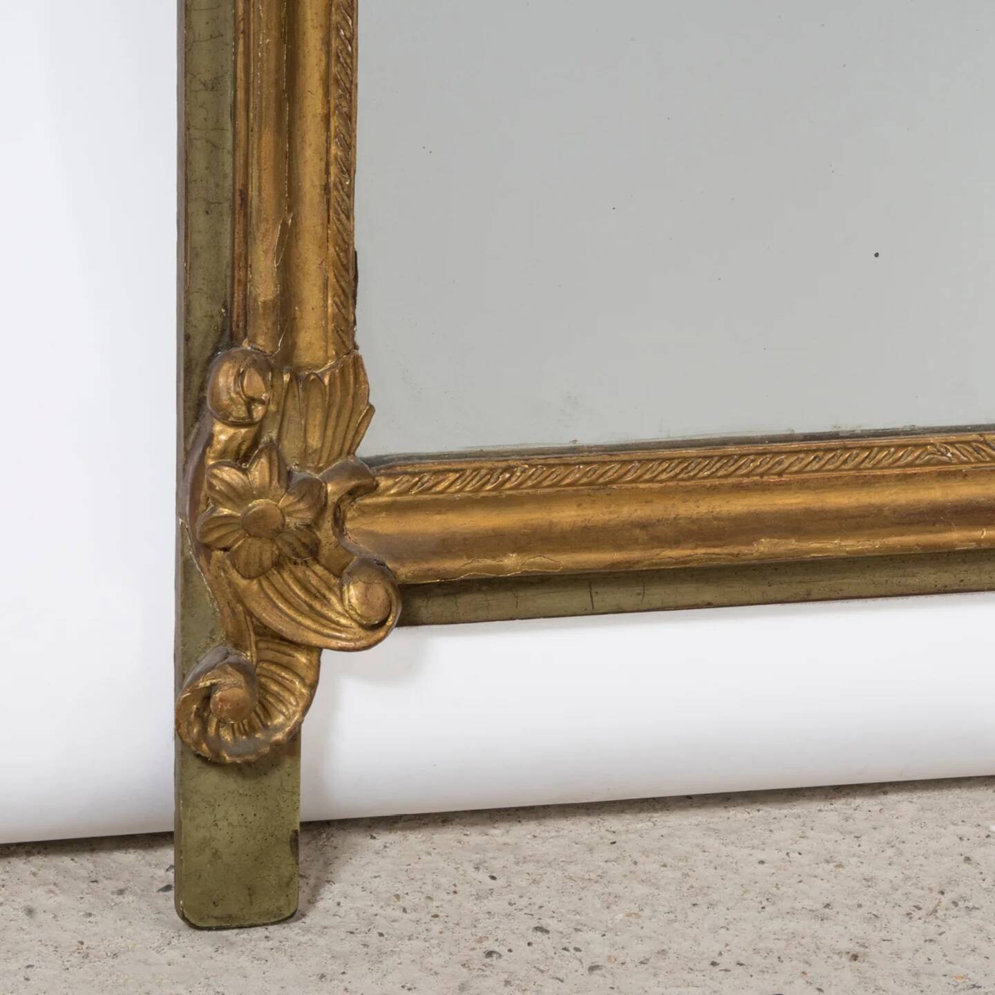 Antique flowered mirror from the 19th century.