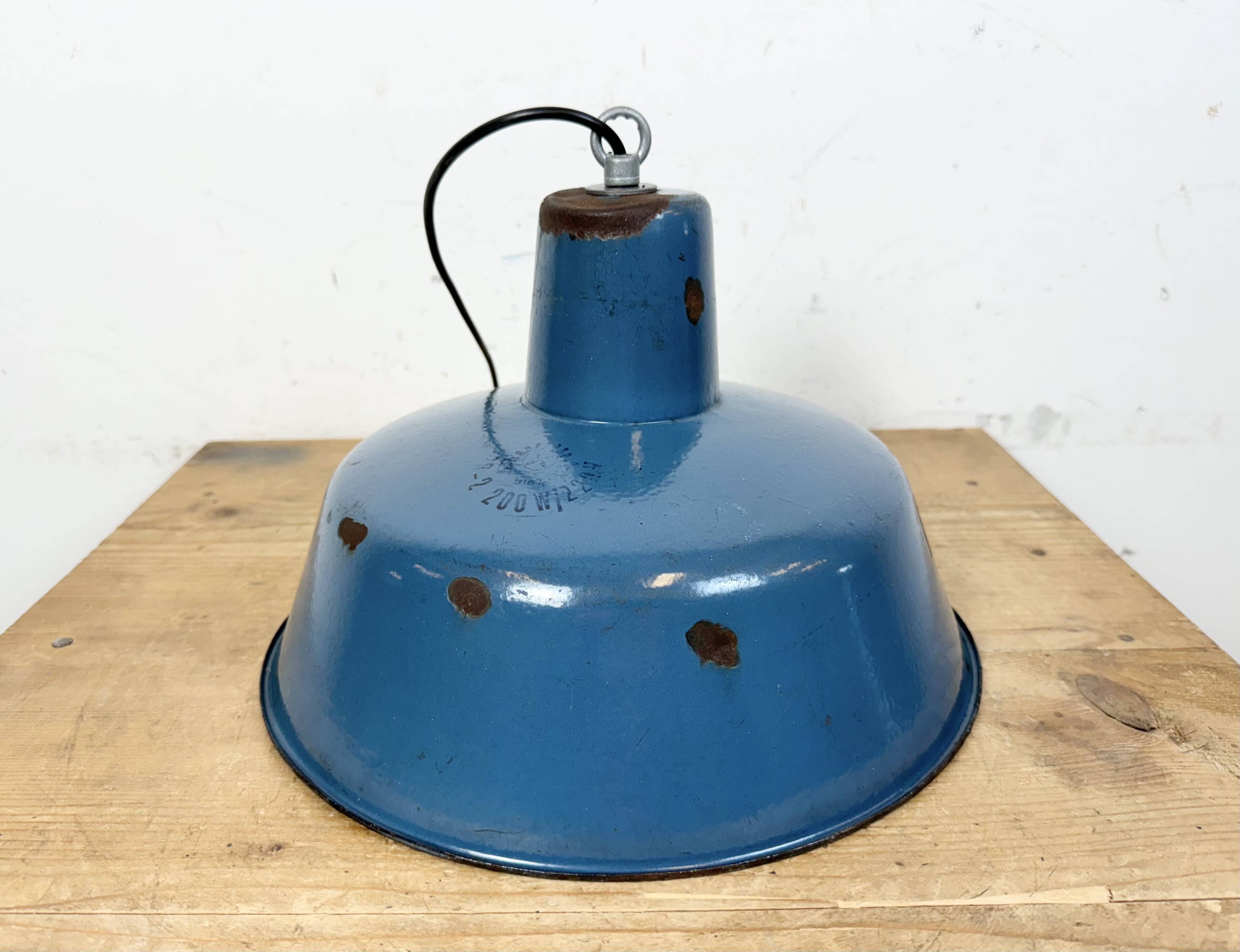 Lampe à suspension industrielle en émail bleu, années 1960