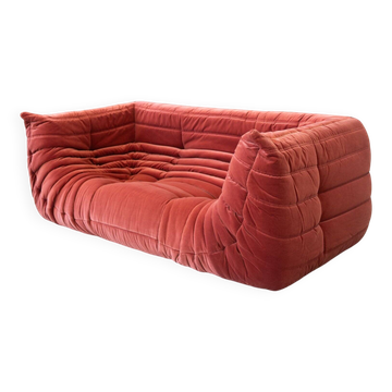 Canapé Togo vintage deux places avec accoudoirs en velours bordeaux par Michel Ducaroy pour Ligne Roset, années 1970.