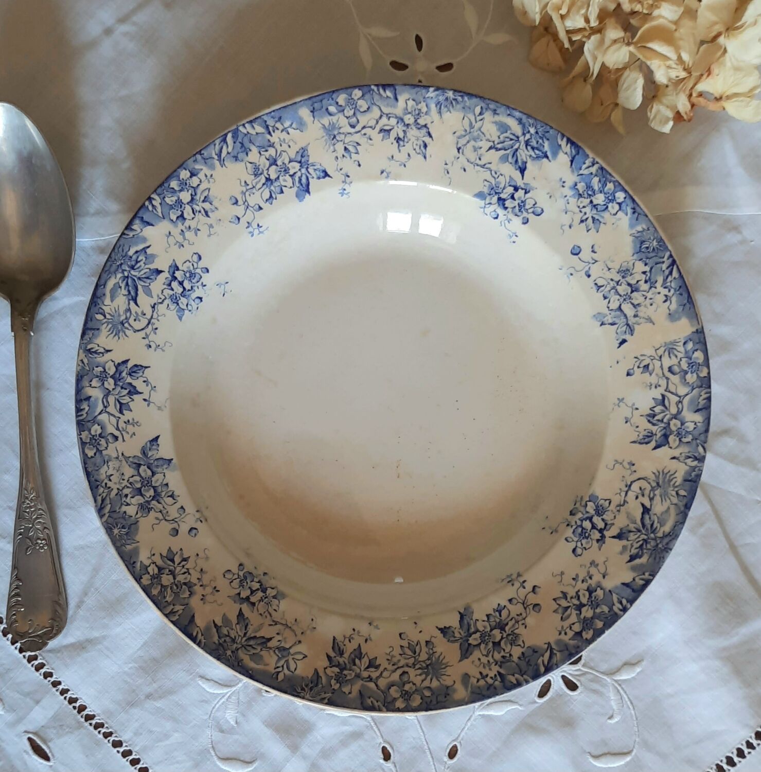 Old mismatched hollow plates in iron earth earthenware