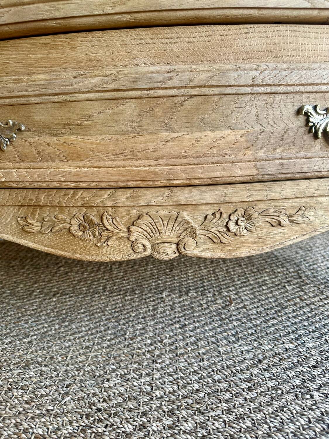 Louis XV provincial commode in solid oak – marquetry top