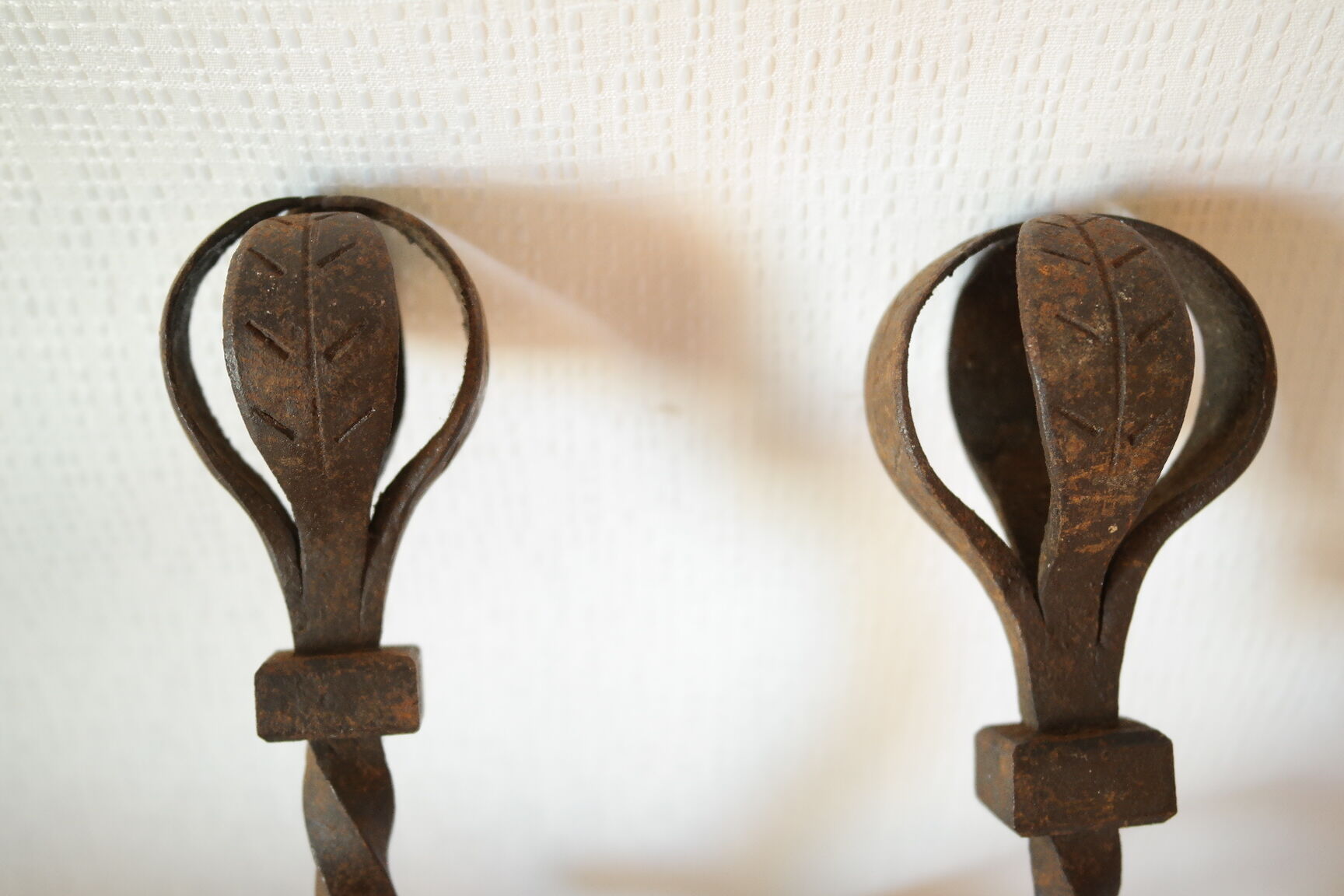 Paire de patères en fer forgé ancienne