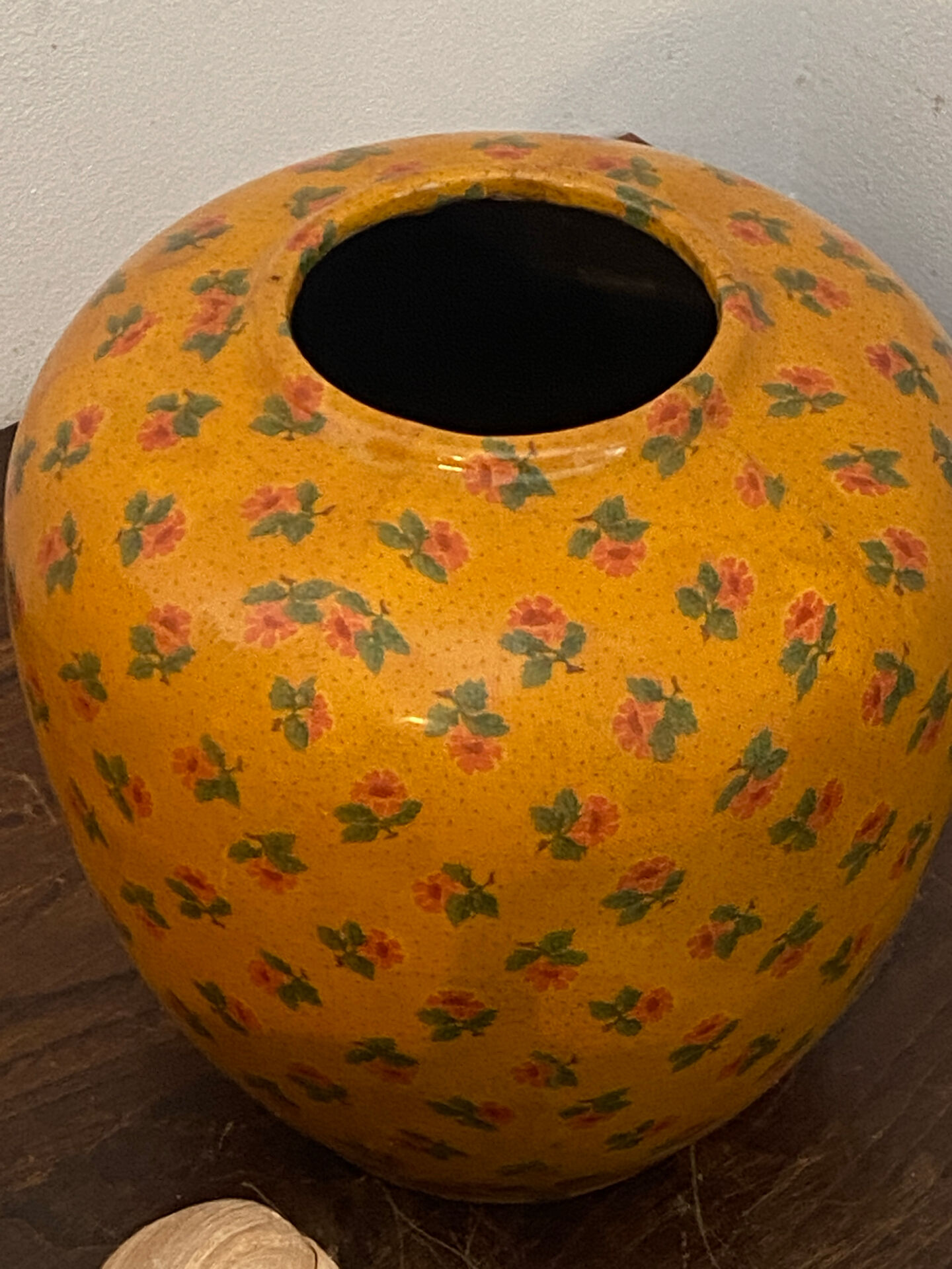 Vase en terre cuite, décor floral