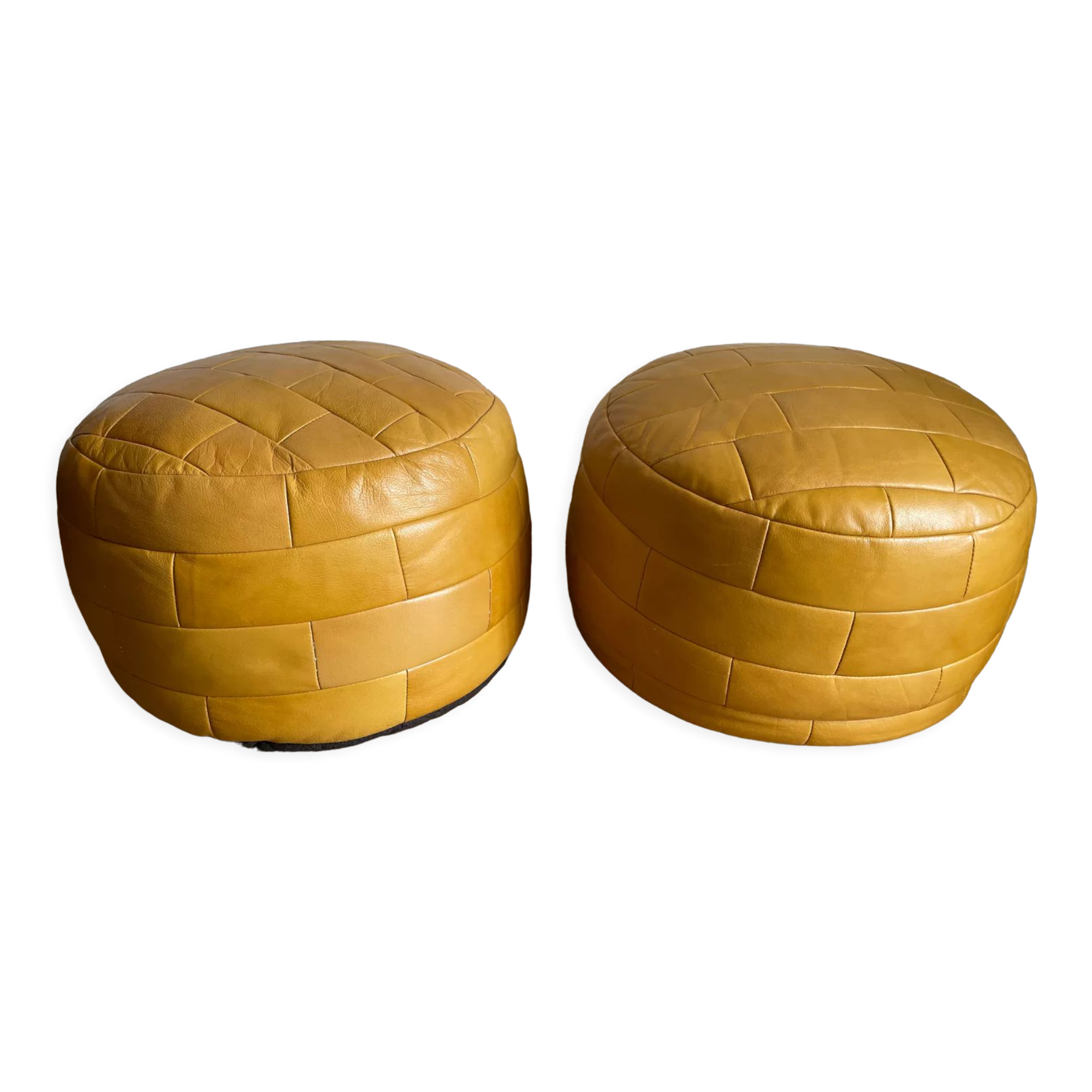 2 poufs moutarde patchwork en cuir de Sède