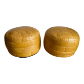 2 poufs moutarde patchwork en cuir de Sède