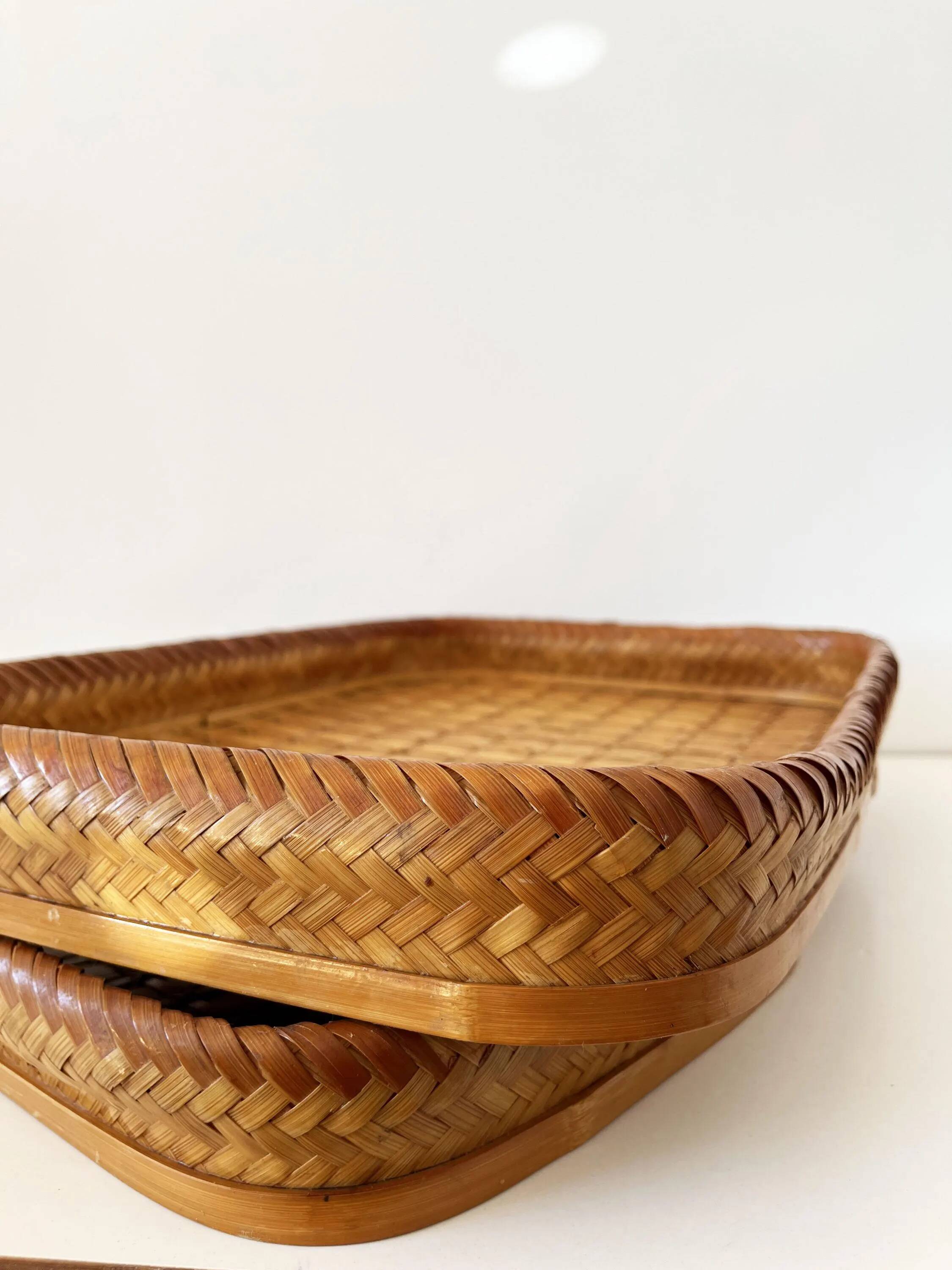 Ensemble de plateaux ancien en bois et feuille de palmier