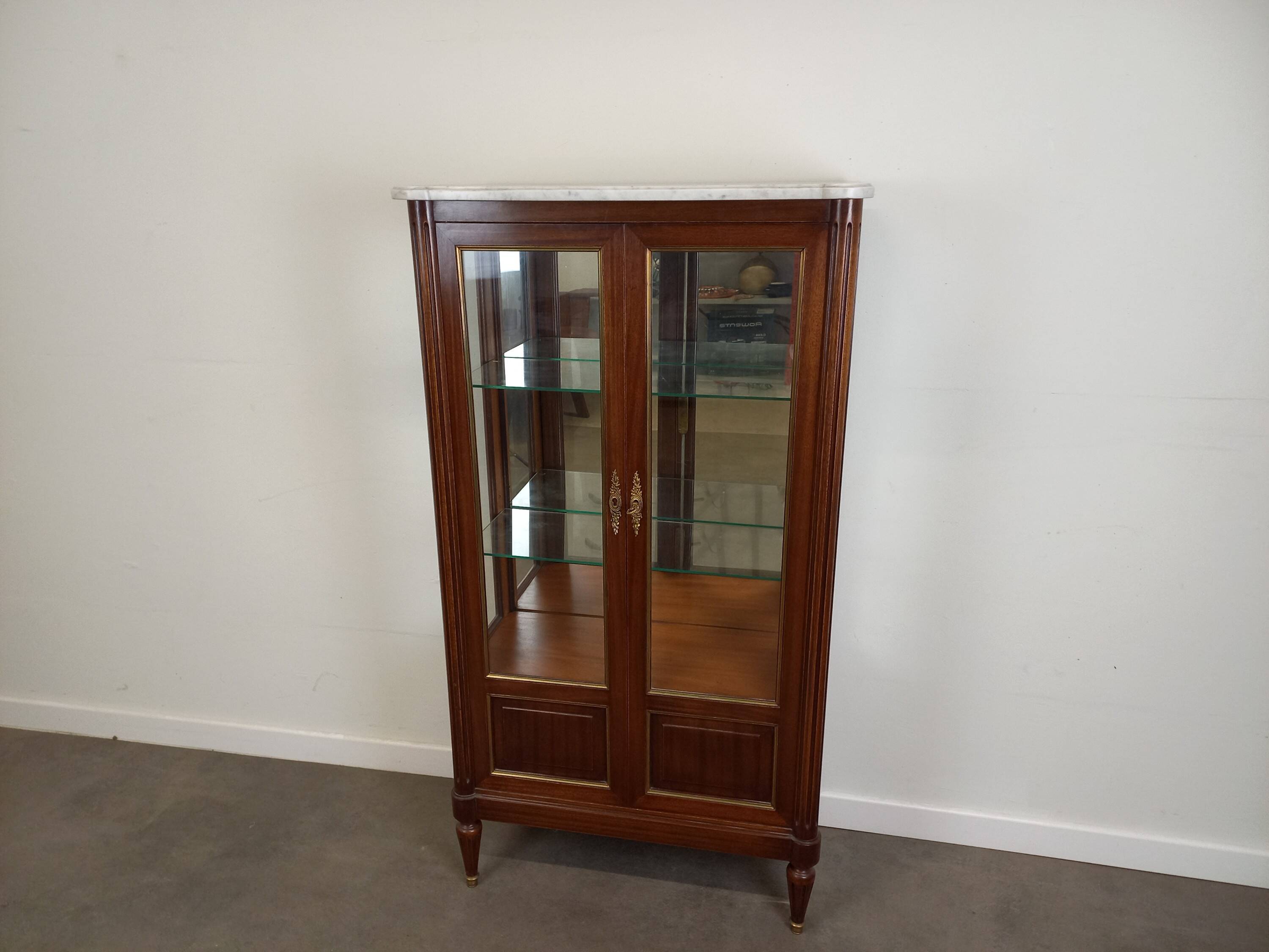 Vitrine de style Louis XVI