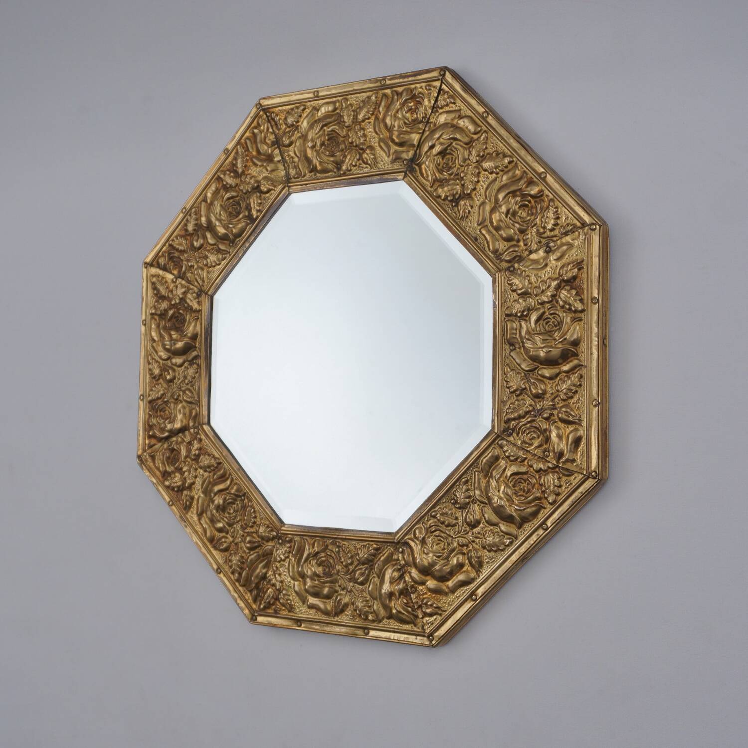 Miroir octogonal antique Arts & Crafts en laiton gaufré à fleurs des années 1920
