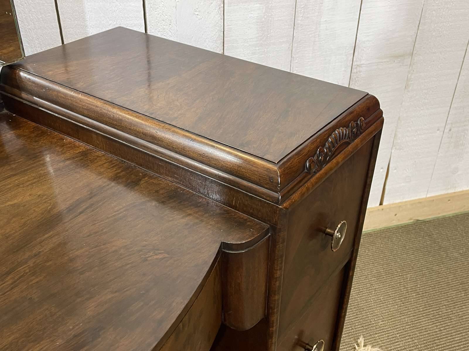 Art Deco English hairdresser in walnut from the 1930s.