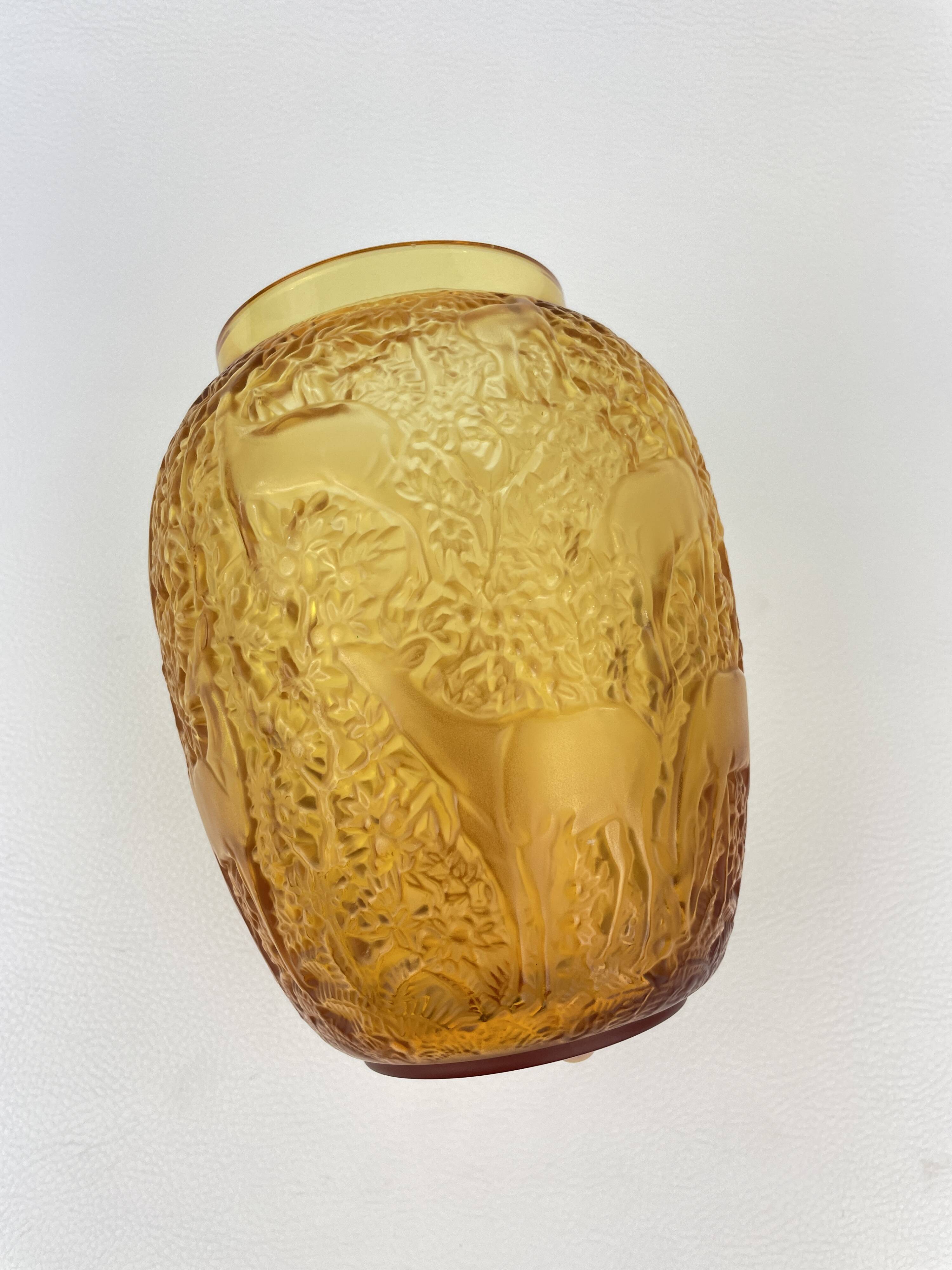 “Biches” crystal vase by Lalique – Amber