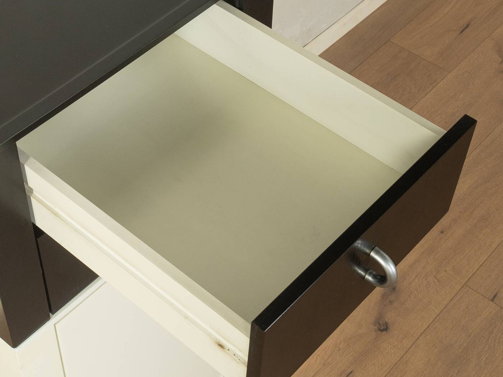 1980s chest of drawers with clear contrast design