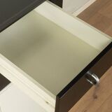 Commode des années 1980 avec un design à contraste clair.