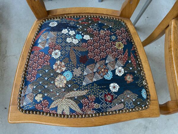 2 chaises en boys et tissus