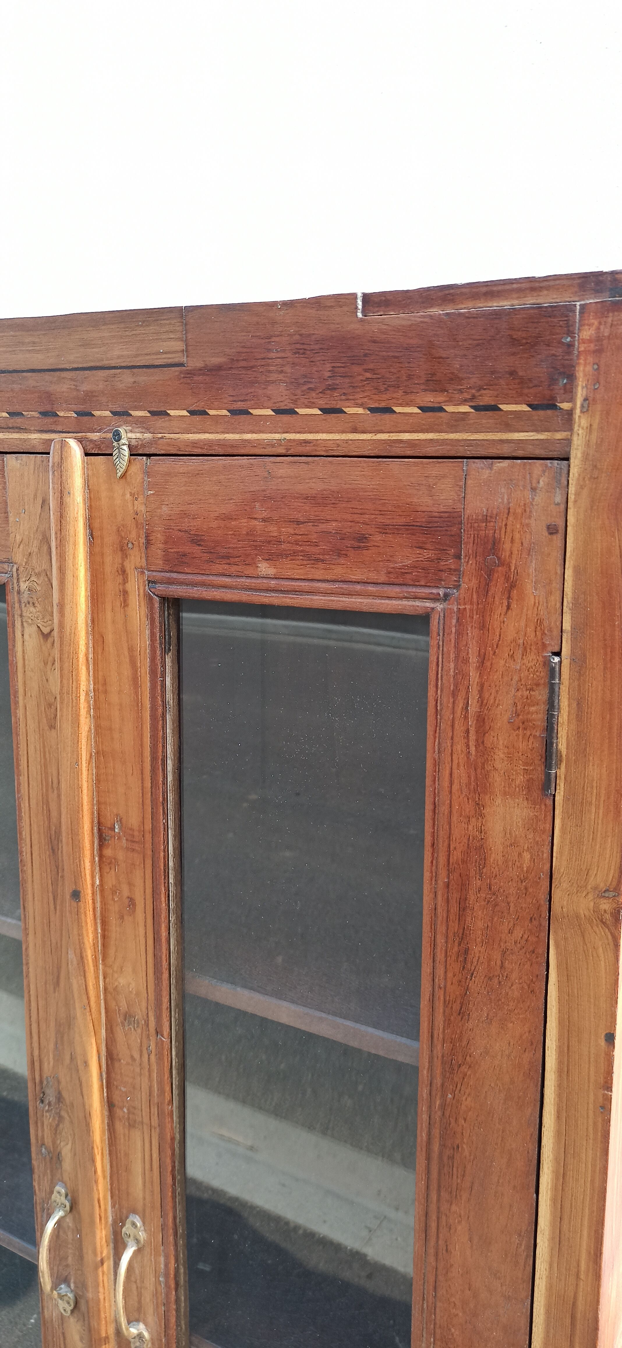 Armoire vitrée en teck deux portes et un tiroir