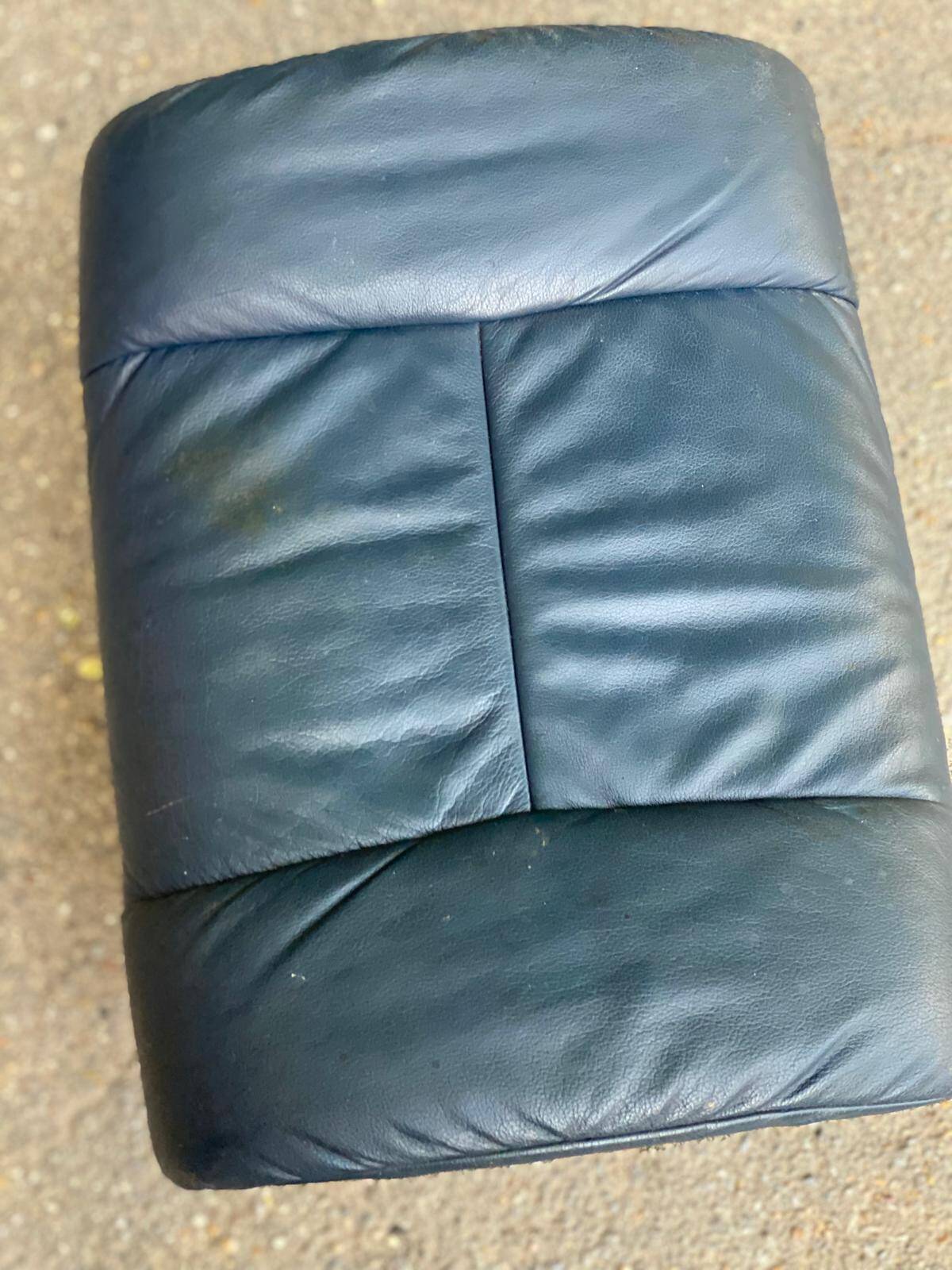 Stressless scandinave en bois massif courbé et cuir bleu