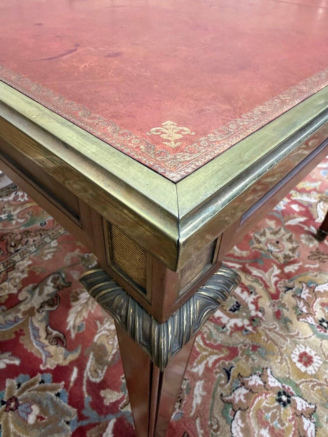 Table extensible style Louis XVI – Plateau cuir doré au petit fer – Bronze doré