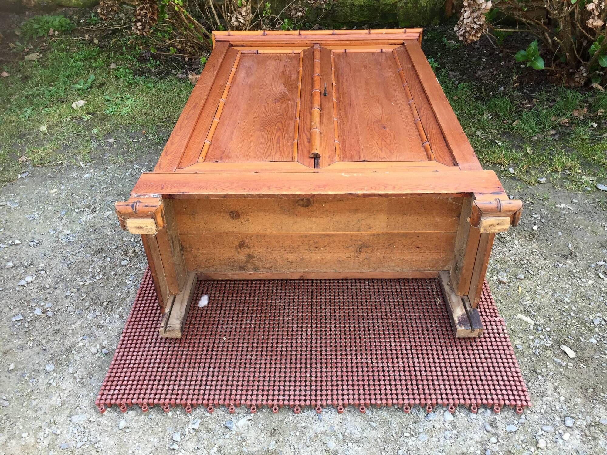 Armoire vintage en pitchpin et bambou d’époque 1900