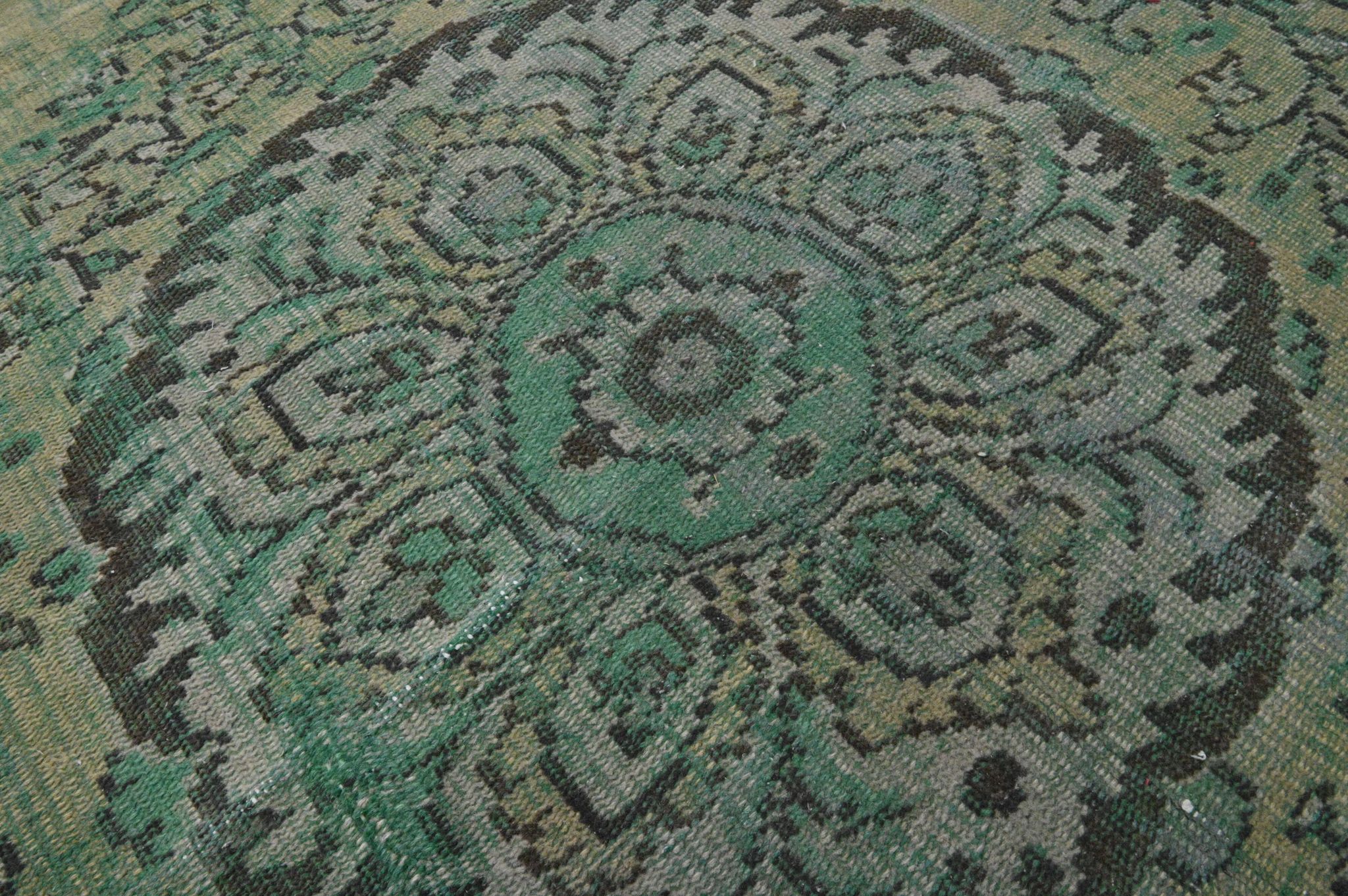 Vintage green and olive Turkish rug with a medallion, hand-knotted, 160 x 262 cm.