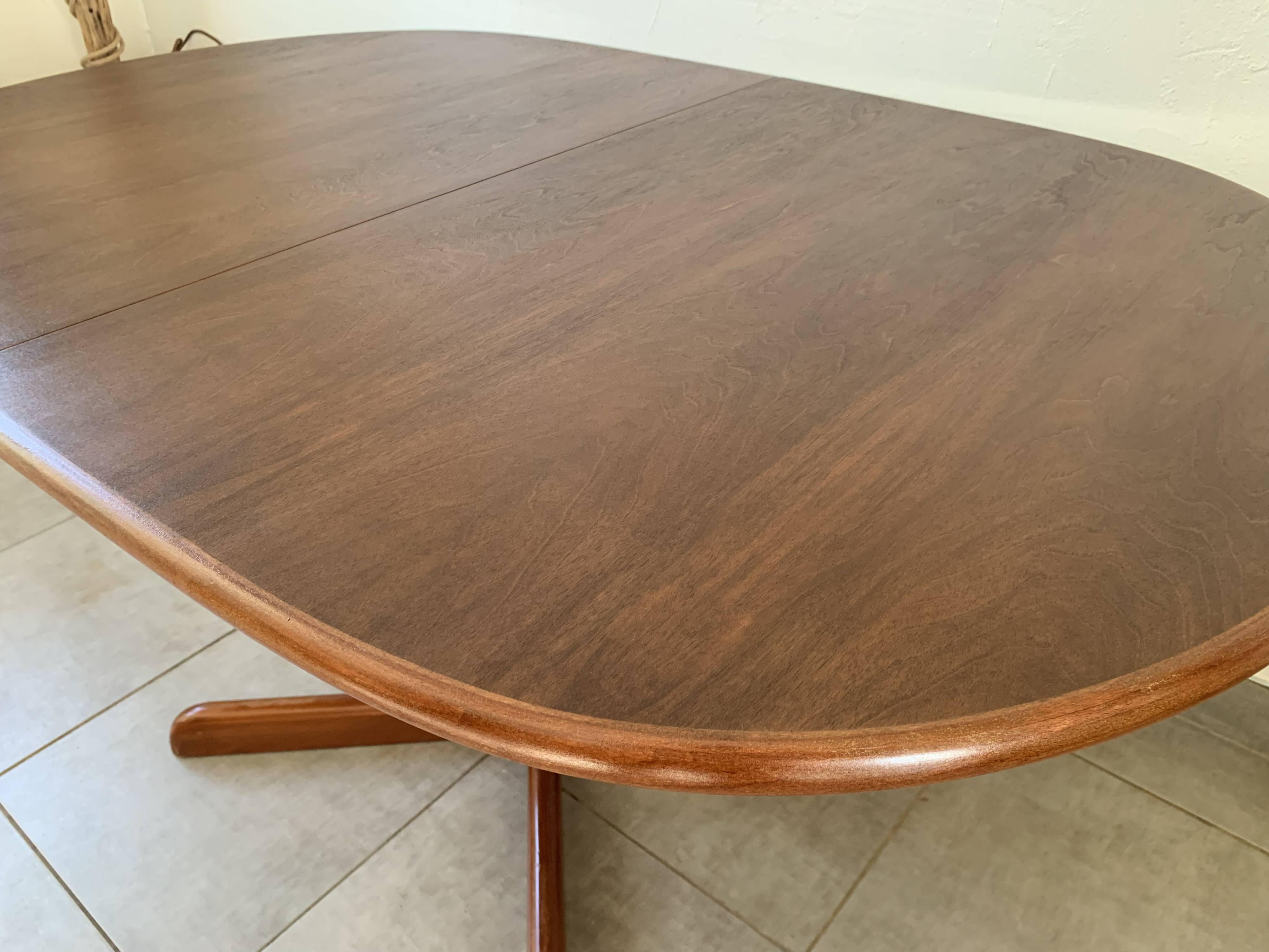 Table danoise ovale extensible en teck, années 60