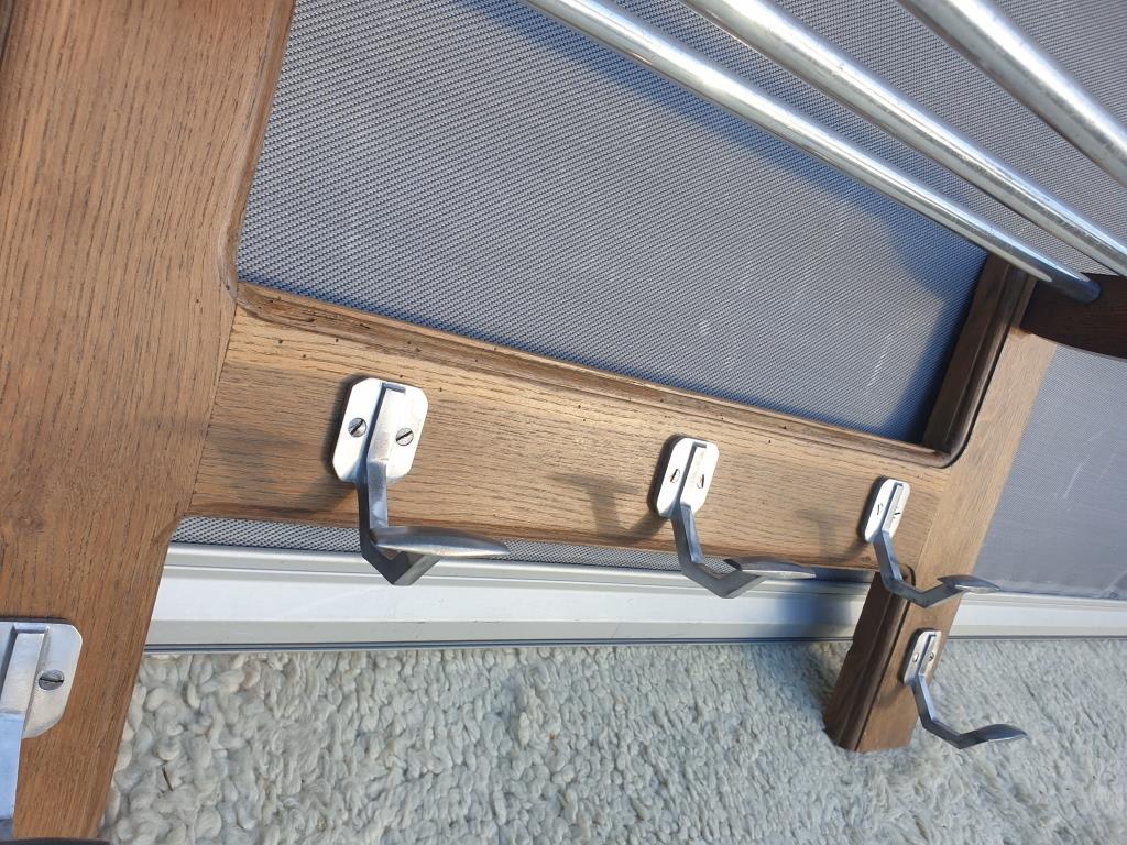 Wall-mounted entrance cloakroom in H with 5 hooks and hat racks