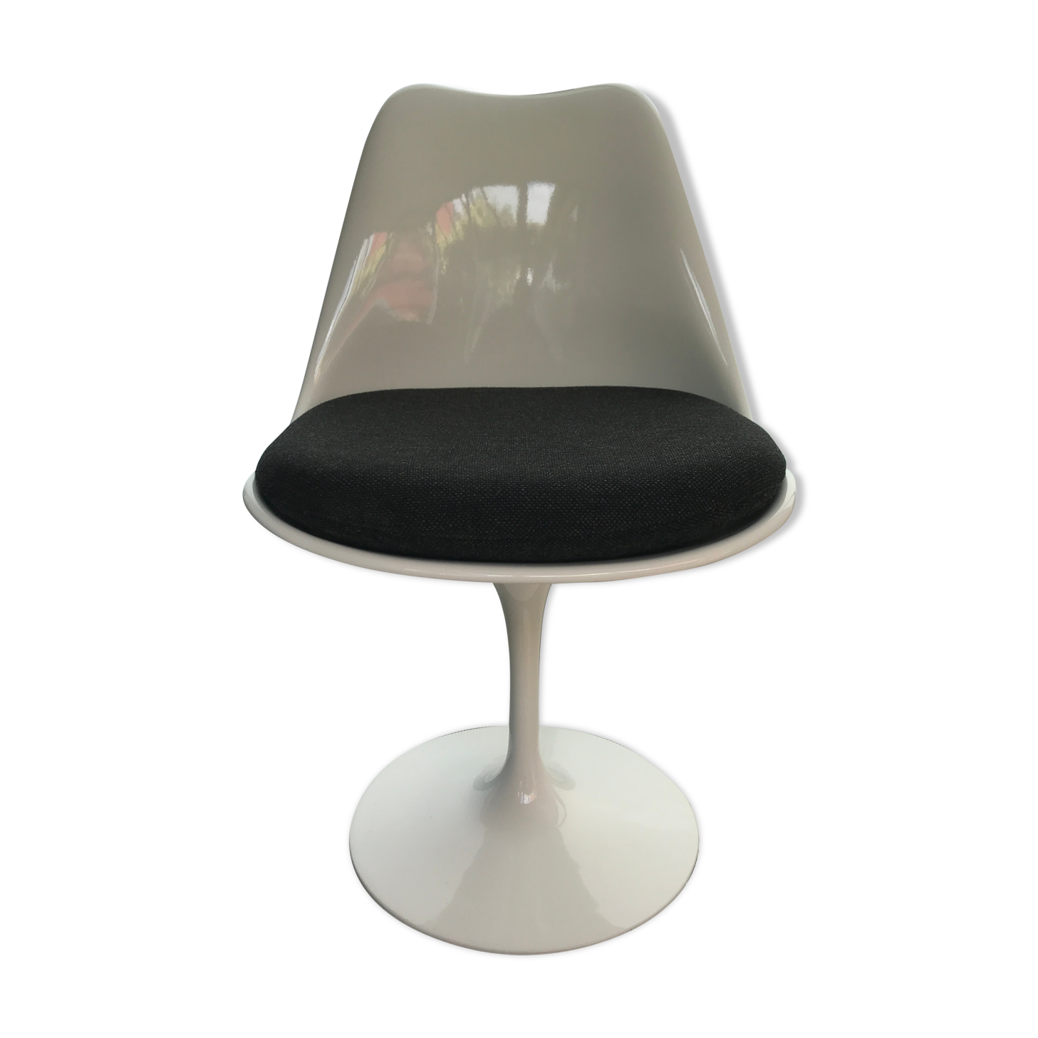 Tulip chair by Eero Saarinen for Knoll