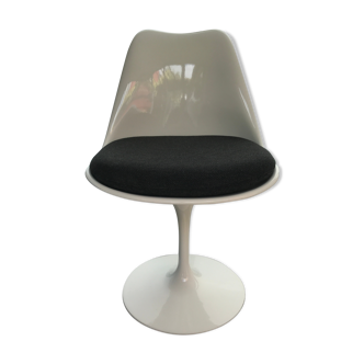 Tulip chair by Eero Saarinen for Knoll