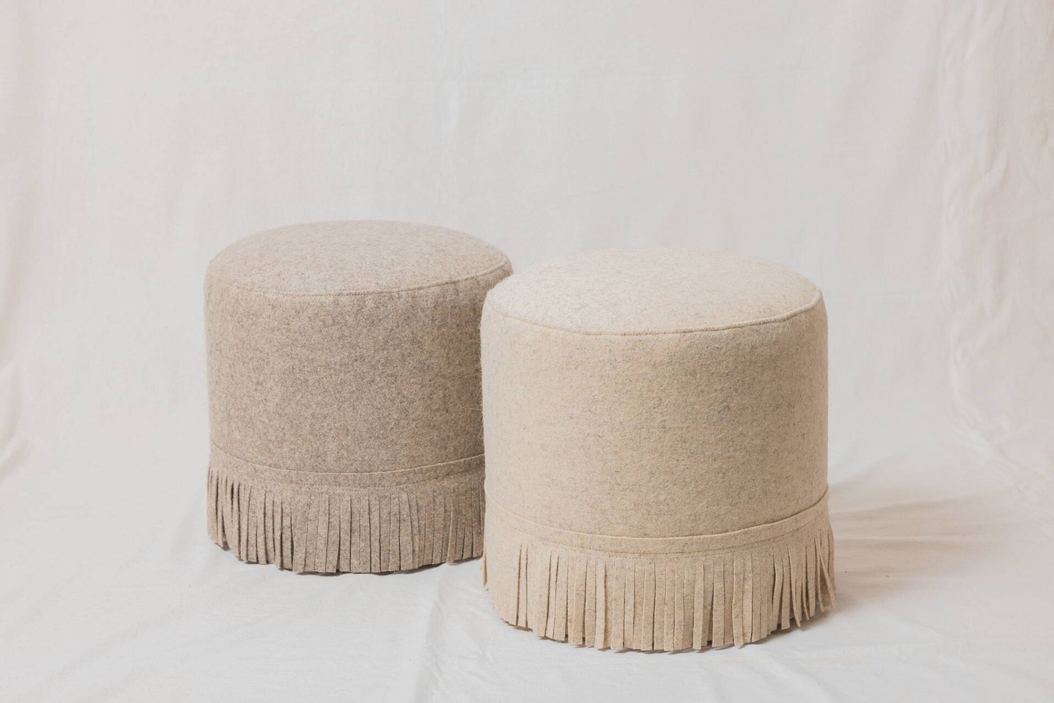 Paire de poufs en laine