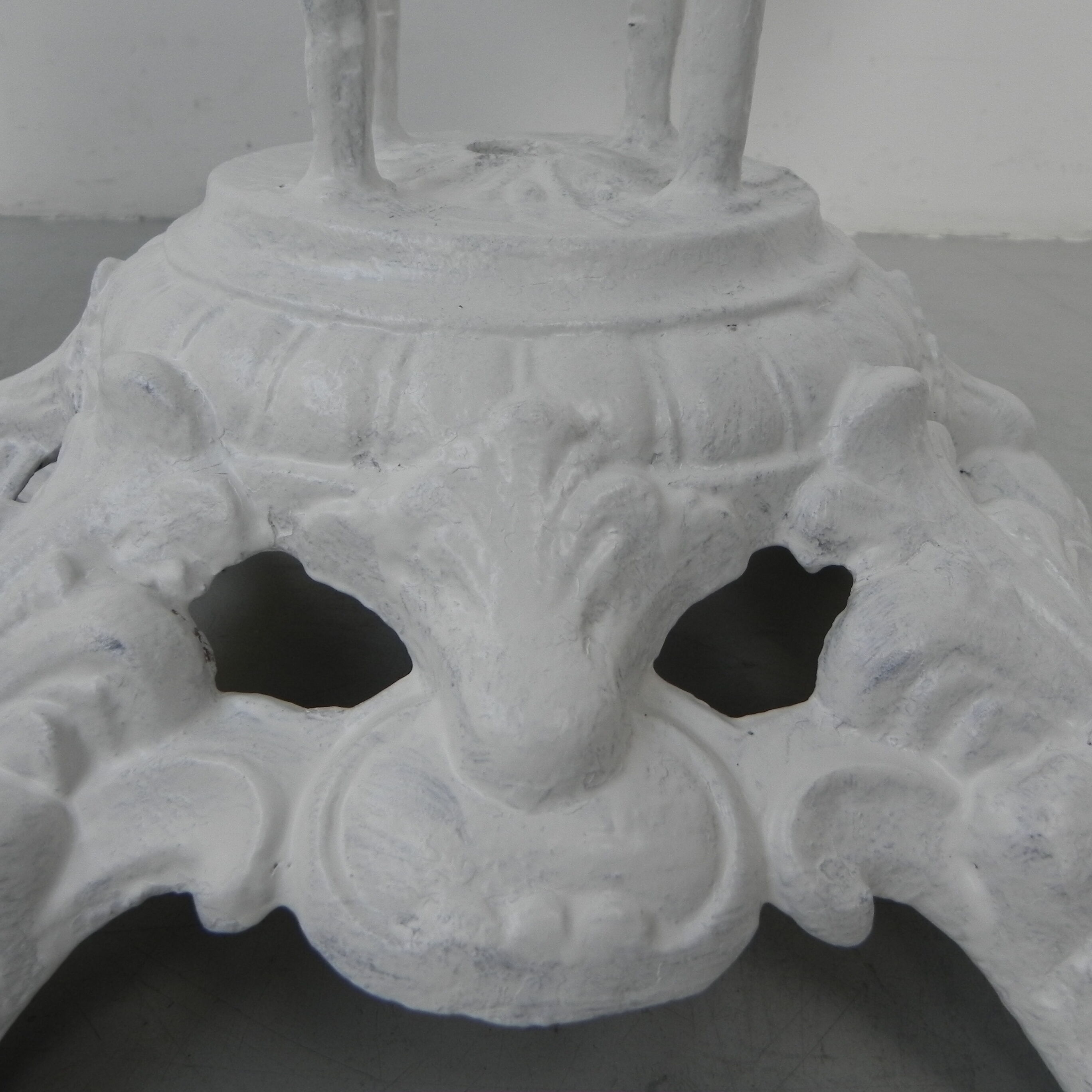 Table de jardin en acier avec base en fonte