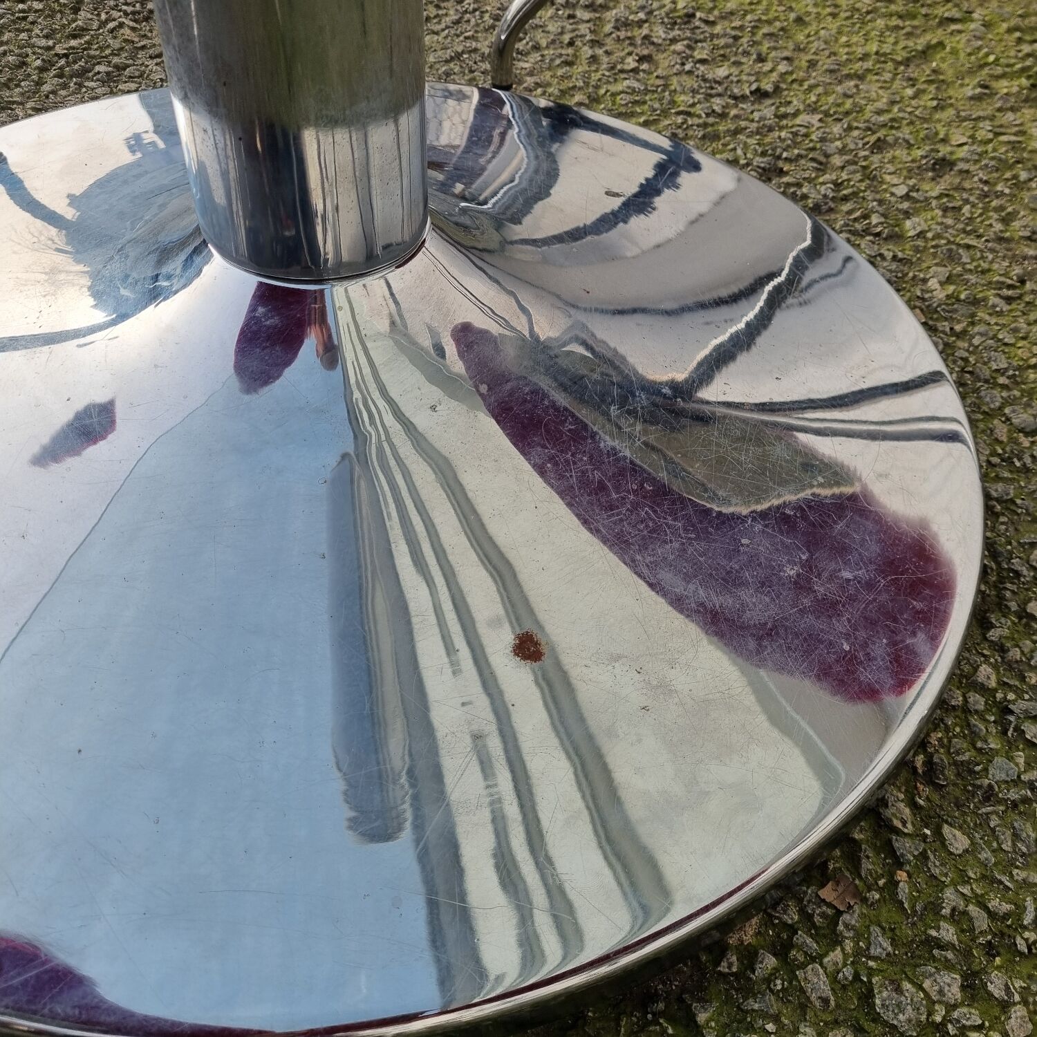 Guzzini dining set, round glass table and 4 shell chairs.