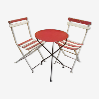 Ancienne table tripode avec chaises pliantes