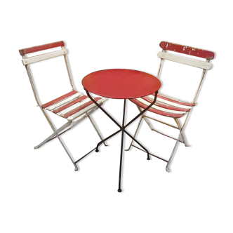 Ancienne table tripode avec chaises pliantes