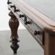 Bureau ancien en chêne anglais avec plateau en cuir