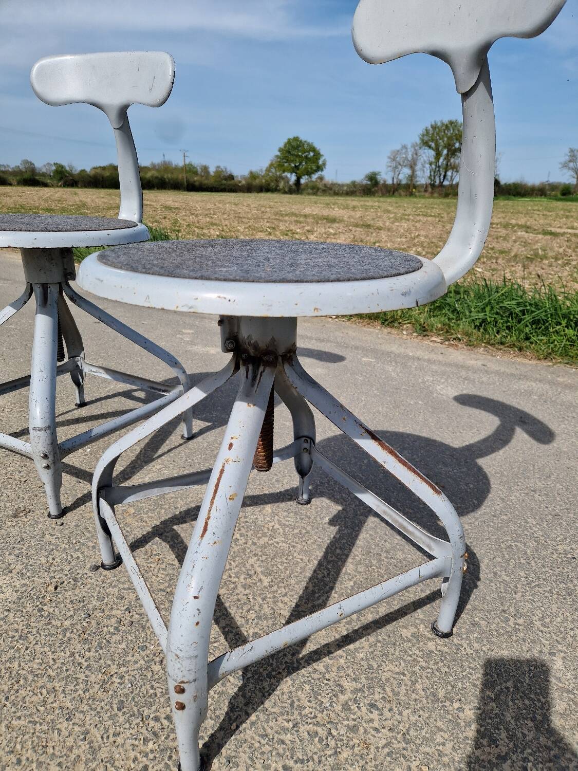 Lot de 2 chaises d'atelier Modèle Nicolle à queue de baleine