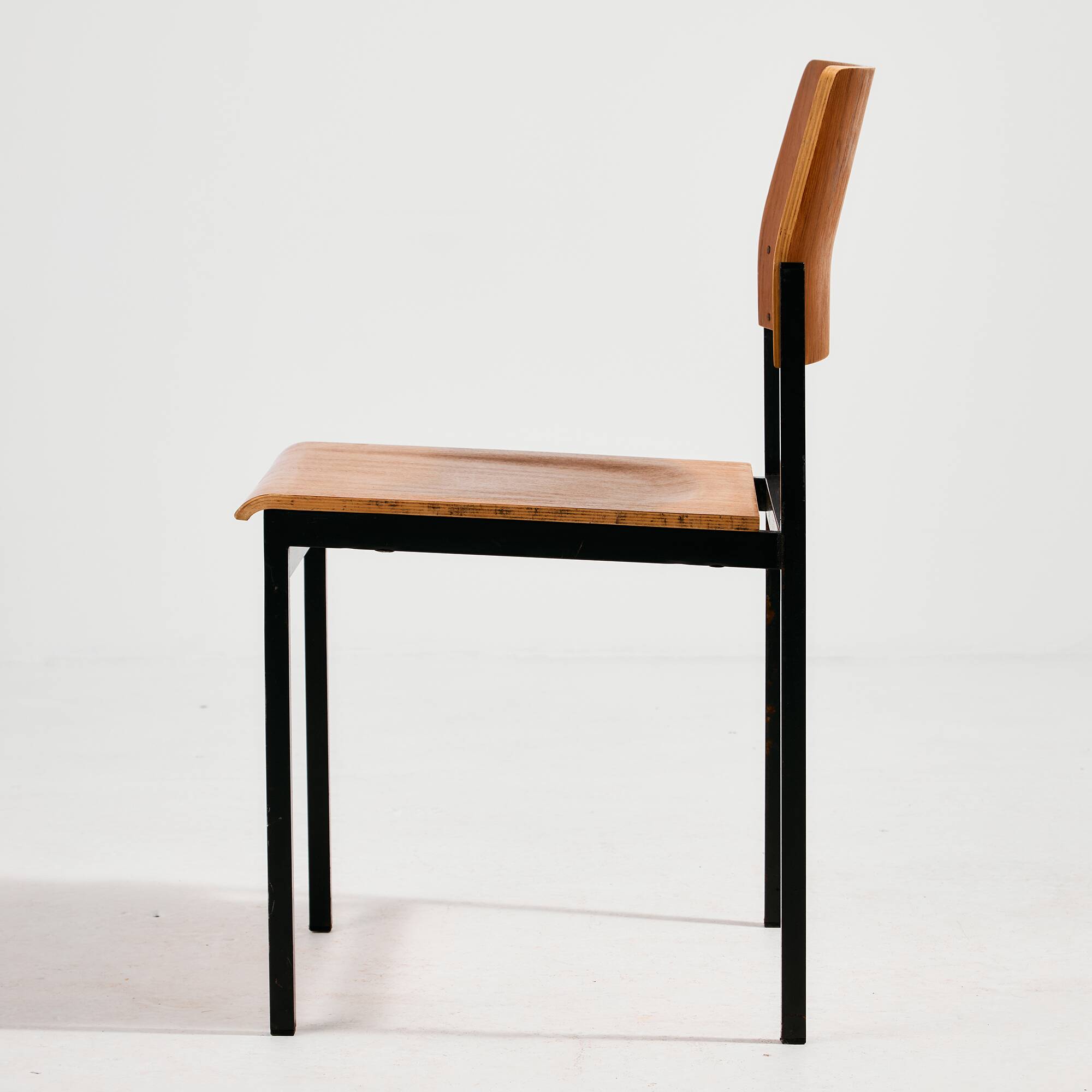 Chaise en teck sur base en métal