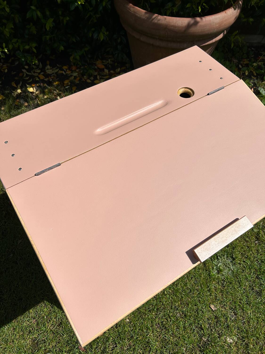 Children's desk with compass legs