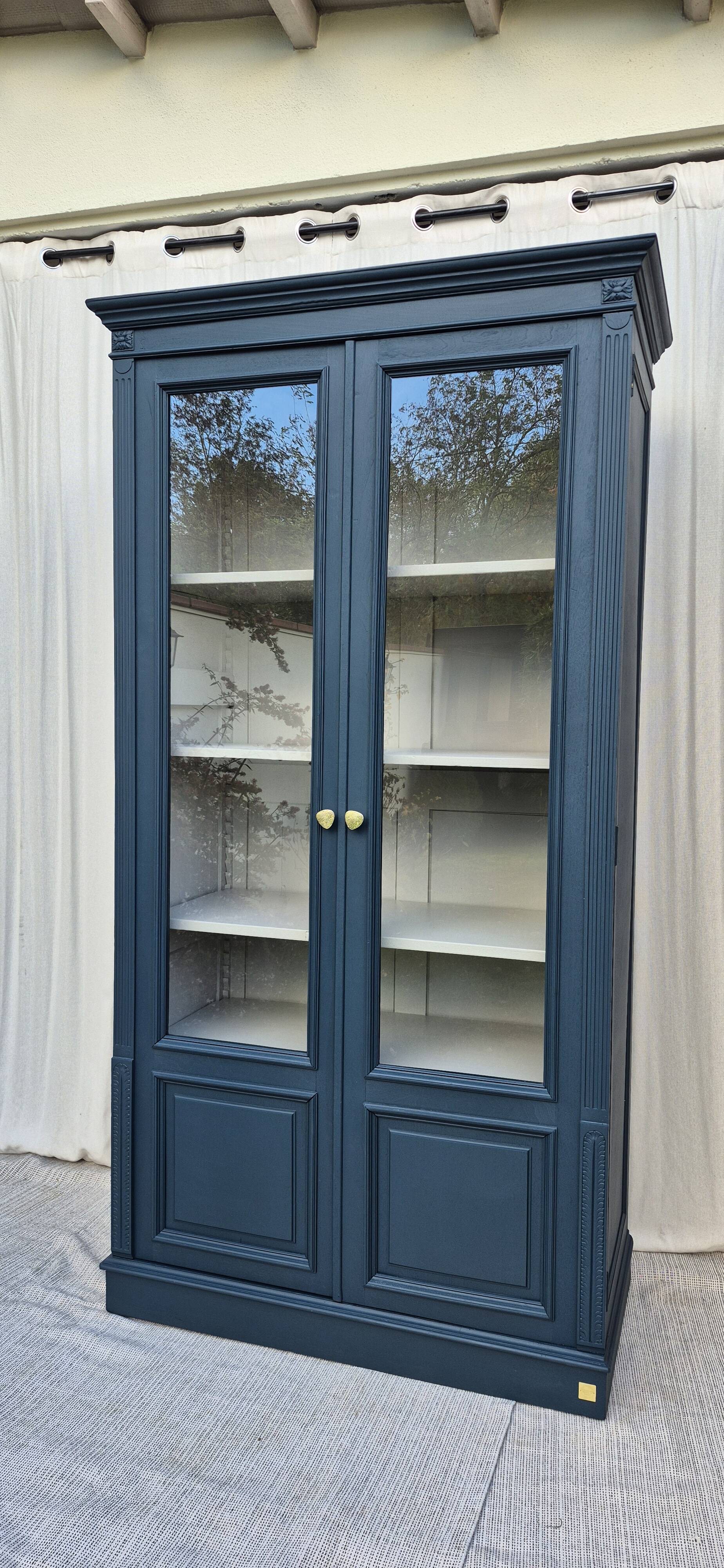 Glass-fronted dresser